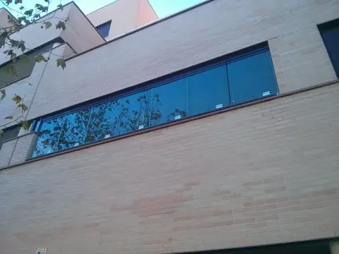Cortina de cristal sin perfiles en una terraza de Valdeluz